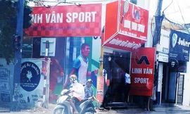 Cty TNHH Thể thao Linh Vân Sport, tại thời điểm kiểm tra, cửa hàng thuộc công ty này tại địa chỉ 149 Bà Triệu - Huế tổ chức kinh doanh hàng hóa có dấu hiệu giả mạo nhãn hiệu đang được bảo hộ tại thị trường Việt Nam