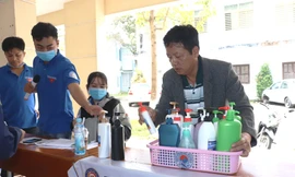 Dung dịch nước rửa tay khô sát khuẩn góp phần phòng ngừa nCoV do thầy, trò Trường Cao đẳng Công nghiệp Huế sản xuất sẵn sàng được cung cấp miễn phí đến tay người dân không kể ngày lễ, ngày nghỉ cuối tuần.
