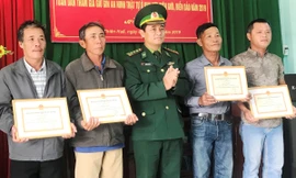 Tuyên dương 4 người dân nhặt được ma túy ven biển mang giao nộp cho Bộ đội Biên phòng