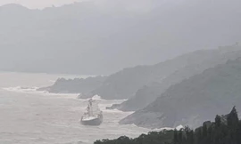 Con tàu biển bí ẩn dạt vào bờ biển TT-Huế.