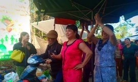 Người dân vỡ òa niềm vui, sau khi cổng chợ Tứ Hạ được mở trở lại vào chiều 23/12