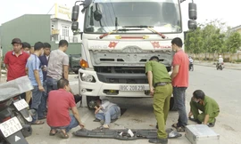 Chiếc ô tô tải gây tai nạn chết người rồi chạy khỏi hiện trường.