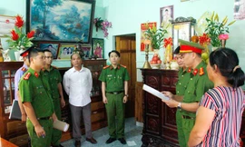 Đọc lệnh khởi tố, bắt tạm giam Phan Văn Chinh (áo trắng).