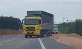 Né trạm thu phí, ô tô đua nhau 'đi lậu' trên cao tốc chưa thông xe