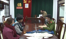 Công an lấy lời khai Phan Thị Hoa và nhóm thanh niên hung hãn xông vào nhà chém người trọng thương.