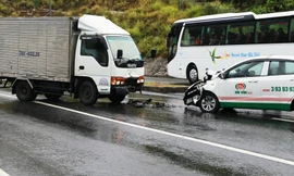 Hai ô tô đối đầu nhau ngay trước hầm đường bộ làm 3 người bị thương