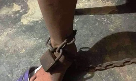 Chị G. bị người chồng mê cờ bạc, say xỉn dùng xích sắt trói khóa vào cột nhà gây phẫn nỗ trong dư luận