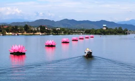 Muôn sắc màu bình an mùa Phật đản xứ Huế