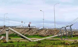 Cột điện gãy hàng loạt do bão cấp 8 hiện rất được dư luận, người dân quan tâm. Chủ tịch tỉnh TT-Huế cũng vừa nêu ý kiến, yêu cầu kiểm tra, đánh giá lại chất lượng để công khai cho dân biết.