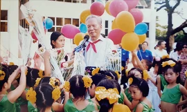 Đại tướng Lê Đức Anh chụp ảnh lưu niệm với thiếu nhi TT-Huế vào năm 2000 (ảnh tư liệu)