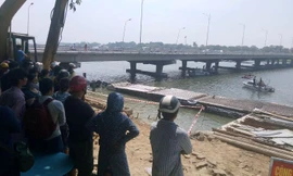 Tìm vớt, đưa thi thể hai cha con nhảy xuống sông Hương vào trưa 17/5 lên bờ
