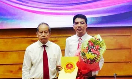 Chủ tịch tỉnh TT-Huế trao quyết định bổ nhiệm, tặng hoa chúc mừng tân Phó Chánh văn phòng UBND tỉnh Phan Lê Hiến