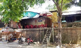 Hàng nghìn hộ dân 'sống bám' lên di tích khiến vùng Thượng thàng (thuộc Kinh thành Huế) trong cảnh nhếch nhác hàng chục năm nay