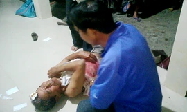 Nạn nhân Niệm bị "cát tặc" hung hãn tấn công vào đầu, người bê bết máu, phái nhập viện cấp cứu (ảnh do người dân cung cấp)