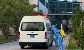 Phun khử trùng xe chở bệnh nhân mắc COVID-19 từ Đà Nẵng ra Bệnh viện T.Ư Huế (cơ sở 2) để điều trị. Ảnh: Dân Trí