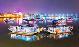 Ca Huế trên sông Hương. Nguồn: Internet