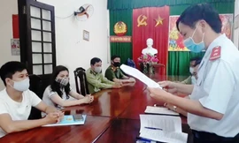 Thanh tra Sở TT&TT tỉnh TT-Huế phối hợp lực lượng chức năng làm việc với những người liên quan đến sự việc xúc phạm, chửi bới khách hàng bằng livestream trên mạng xã hội.