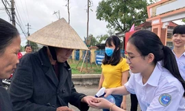 Học trò 'trường huyện' sản xuất nước sát khuẩn phát miễn phí cho dân