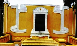 Bia tưởng niệm 11 cô gái sông Hương trước khi bị di dời