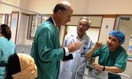 Giáo sư McKinnon trao đổi với Giáo sư Phạm Như Hiệp về phương pháp điều trị cho bệnh nhân N