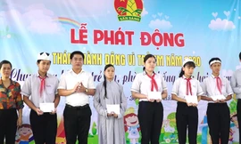 Trao học bổng hỗ trợ học sinh nghèo vượt khó học tốt tại lễ phát động Tháng hành động vì trẻ em năm 2002 tại TT-Huế.