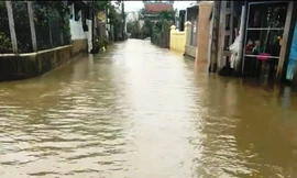 Đường về xã Quảng An (huyện Quảng Điền, TT-Huế) vẫn còn ngập sâu.