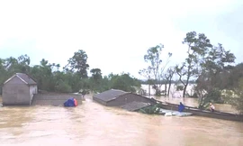 Nhà dân bị lũ nhấn chìm tại huyện Phong Điền, TT-Huế.