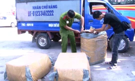 Hơn 3 tạ thịt bốc mùi bị 'bỏ quên' ở bến xe