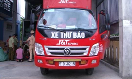 Một trong hai xe chuyên dụng "chuyển phát nhanh thư báo" bị phát hiện chở một lượng lớn hàng hóa không rõ nguồn gốc, xuất xứ