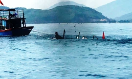 Hiện trường vụ tàu cá nhỏ bị đâm va chìm xuống biển, làm một người chết, một cháu bé mất tích.