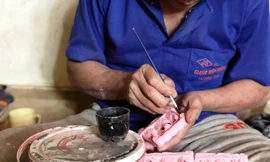 Nghệ nhân làng Địa Linh (TT-Huế) lại tất bật vào mùa làm tượng đất nung ông Công, ông Táo.