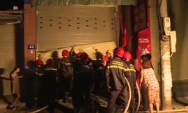 Phá cửa sắt tòa nhà để cứu người, dập tắt đám cháy