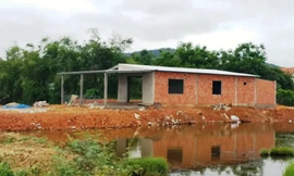 Nhà cửa kiên cố, bề thế xây trên đất nền hình thành trái phép tại khu vực mặt nước nuôi trồng thủy sản ỏ Lộc Trì, Phú Lộc.