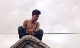 Công an thông tin vụ thanh niên leo mái nhà la hét, tự đâm bụng