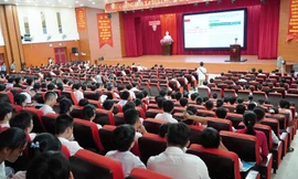 Lần đầu tiên, Chủ tịch UBND tỉnh TT-Huế cùng lãnh đạo các sở, ngành chức năng tổ chức đối thoại với học sinh về định hướng nghề nghiệp CNTT.