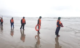 Lực lượng Biên phòng TT-Huế triển khai ứng cứu các thuyền viên gặp nạn trên biển.