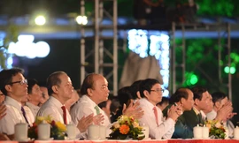 Thủ tướng Nguyễn Xuân Phúc dâng hoa trước tượng đài trước tượng đài Nguyễn Tất Thành ở Trường Chuyên Quốc học Huế