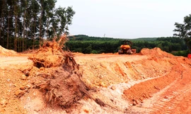 Dự án cao tốc khởi công từ tháng 9/2019, tuy nhiên đến nay công tác tái định cư cho các hộ di dời vẫn ngổn ngang, chậm trễ, thậm chí có khu tái định cư còn trên giấy, chưa giải phóng xong mặt bằng.