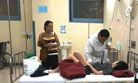 Bệnh nhân nhập viện cấp cứu điều trị sau khi dự một tiệc cưới (ảnh danviet.vn)