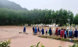 Lực lượng chức năng và dân sở tại nỗ lực tìm kiếm nam thanh niên bị lũ cuốn trôi mất tích tại vùng hạ du hồ khe Ngang (phường Hương Hồ, thị xã Hương Trà, TT-Huế)