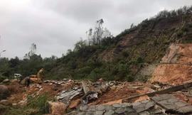 Đoạn đường ven núi dẫn vào khu du lịch Laguna bị vùi lấp hoàn toàn.