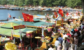 Lễ hội điện Hòn Chén hàng năm tại TT-Huế luôn thu hút đông du khách, người dân, người thờ Thánh Mẫu đến hành hương, dâng lễ. Ảnh tư liệu