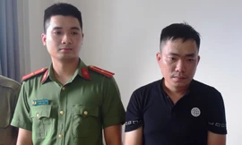 Đối tượng cầm đầu đường dây lừa đảo Lê Anh Tuấn (bìa phải).