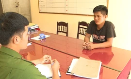 Công an lấy lời khai đối tượng khai thác cát trái phép trên sông Bồ.