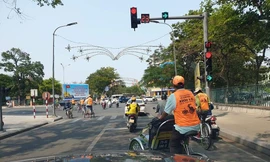 Bất chấp luật và văn hóa giao thông, nhóm xích lô du lịch này ngang nhiên dàn hàng ngang vượt đèn đỏ