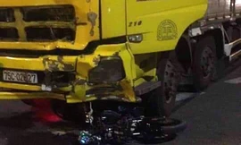 Chiếc xe gắn máy hỏng nát, lọt gầm sau cú va chạm với ô tô tải