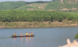 Lực lượng chức năng tìm vớt người gặp nạn trong vụ tai nạn chìm thuyền nghiêm trọng xảy ra trên lòng hồ Tả Trạch ngày 15/2 (ảnh: baothuathienhue.vn)