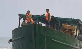 Tàu vỏ thép mắc cạn do gặp sương mù dày đặc vào ban đêm (ảnh Đình Phú)