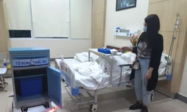 Robot tự chế của Bệnh viện Trung ương Huế mang thức ăn tận phòng bệnh phục vụ bệnh nhân bị cách ly do nghi nhiễm Covid-2019