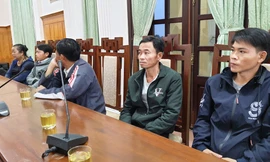 Người nhà nạn nhân sạt lở tại Rào Trăng 3 mong sớm tìm được người thân mất tích, đưa về với gia đình.